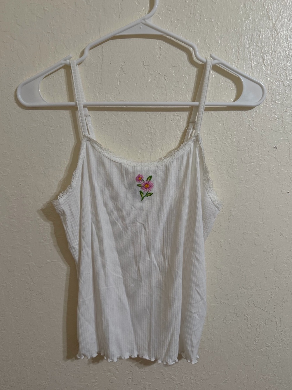 Girl’s White Lace Tank Top with Flower Bouquet Embroidered